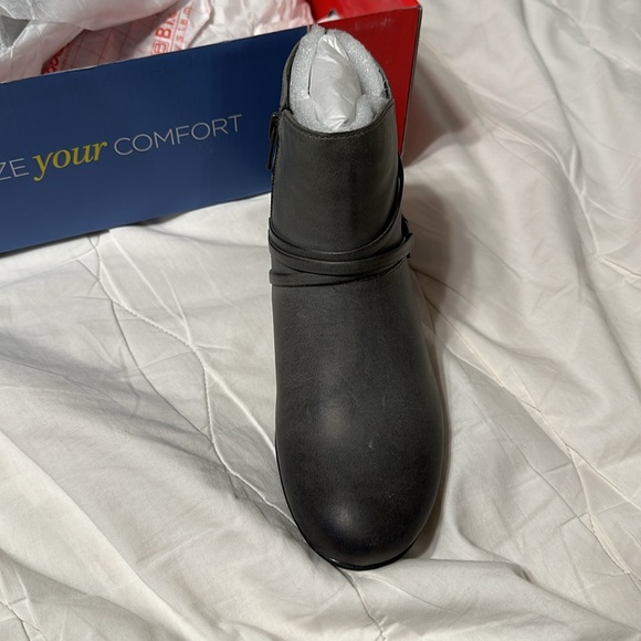 Abeo Booties NWT! - Picture 3 of 8